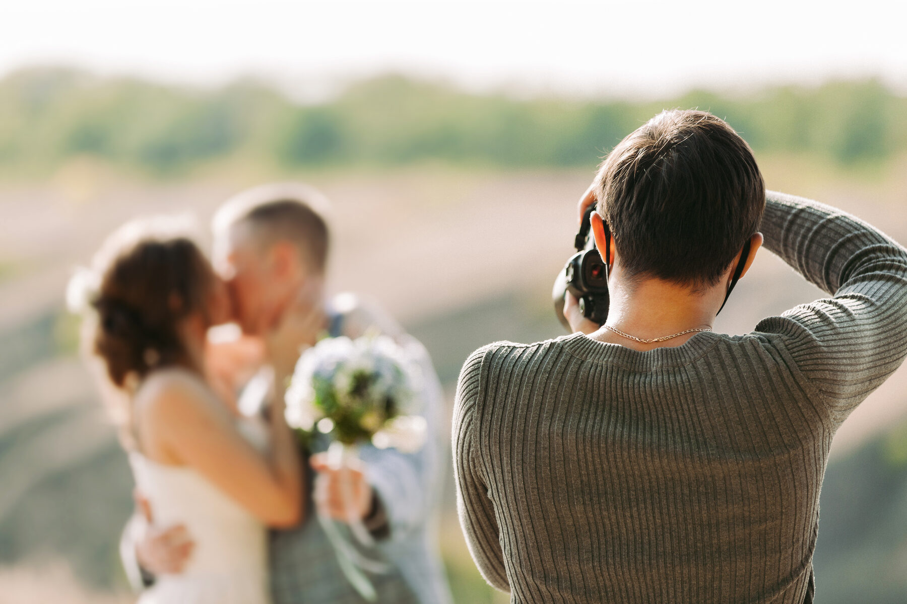 Fotograaf legt een bruidspaar vast tijdens een najaarsshoot